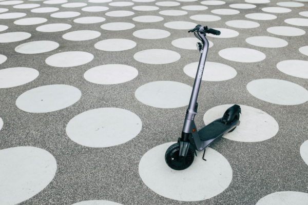 trottinette sur sol cercle blanc et gris